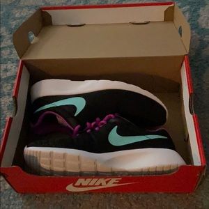 NEW IN BOX NIKE BIG KIDS tanjun sneaker size 5.5